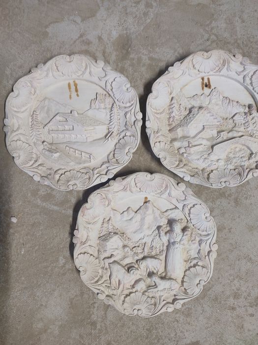 Conjunto de três quadros em gesso alusivos a paisagens suíças