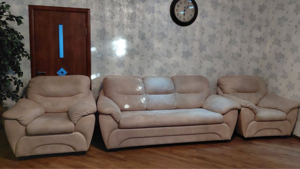 Продам комлект мʼяких  меблів (диван та 2 крісла)
