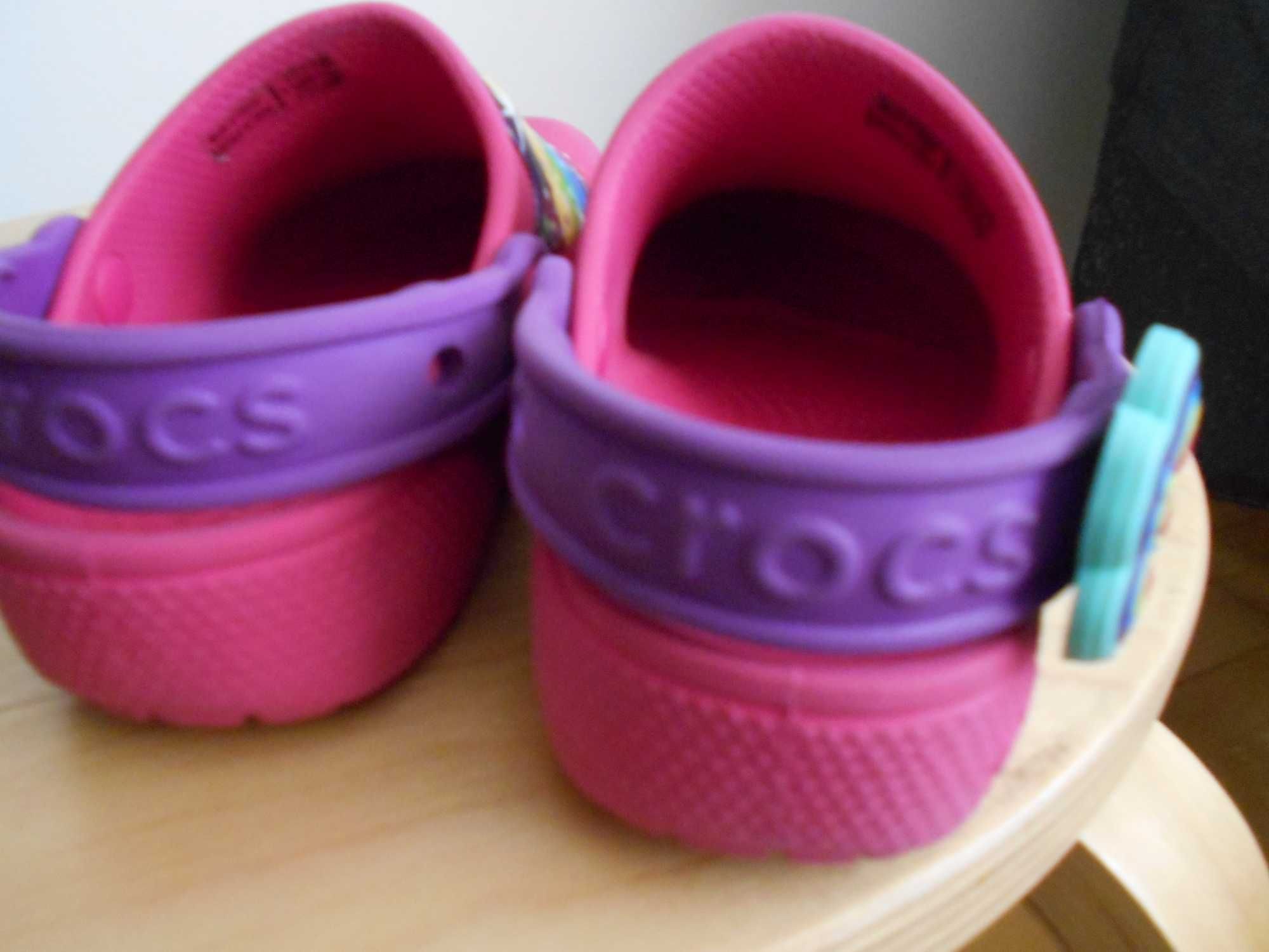 Crocs comfort que brilham ao pular 25/26