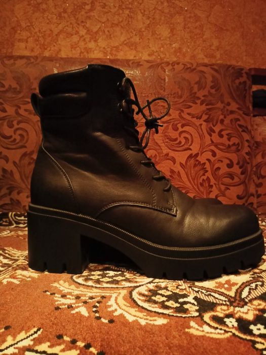 Чоботи на каблуку і платформі