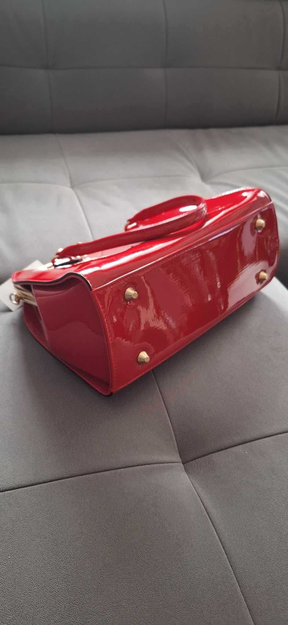 Elegancki  kuferek lakierowany soczysta bordowa czerwień,złote wstawki