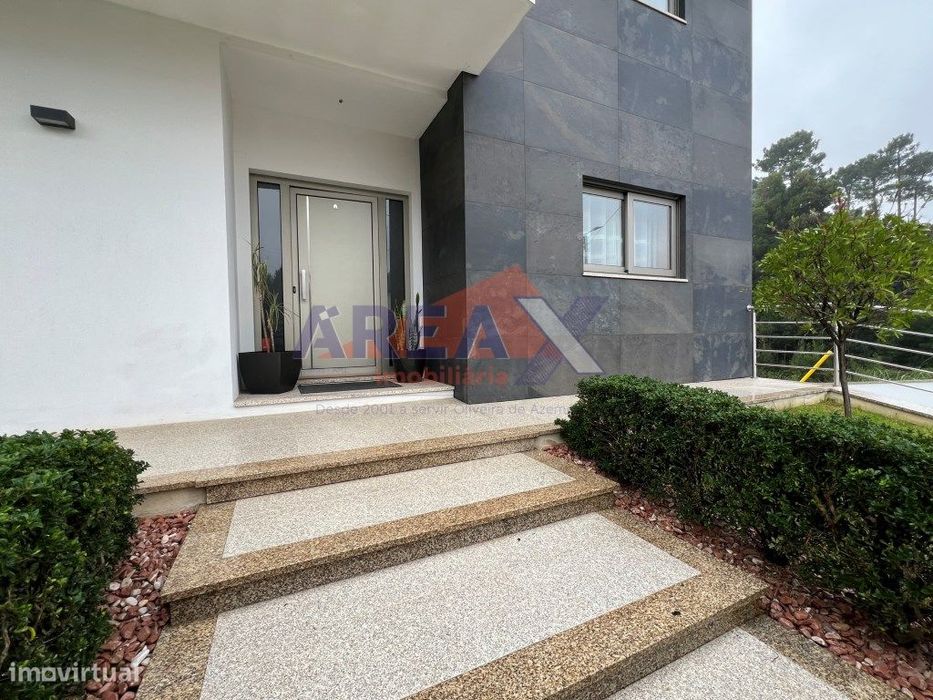 Moradia Isolada T4+1 escritório - Semi-Nova - Arquitetura Moderna -...