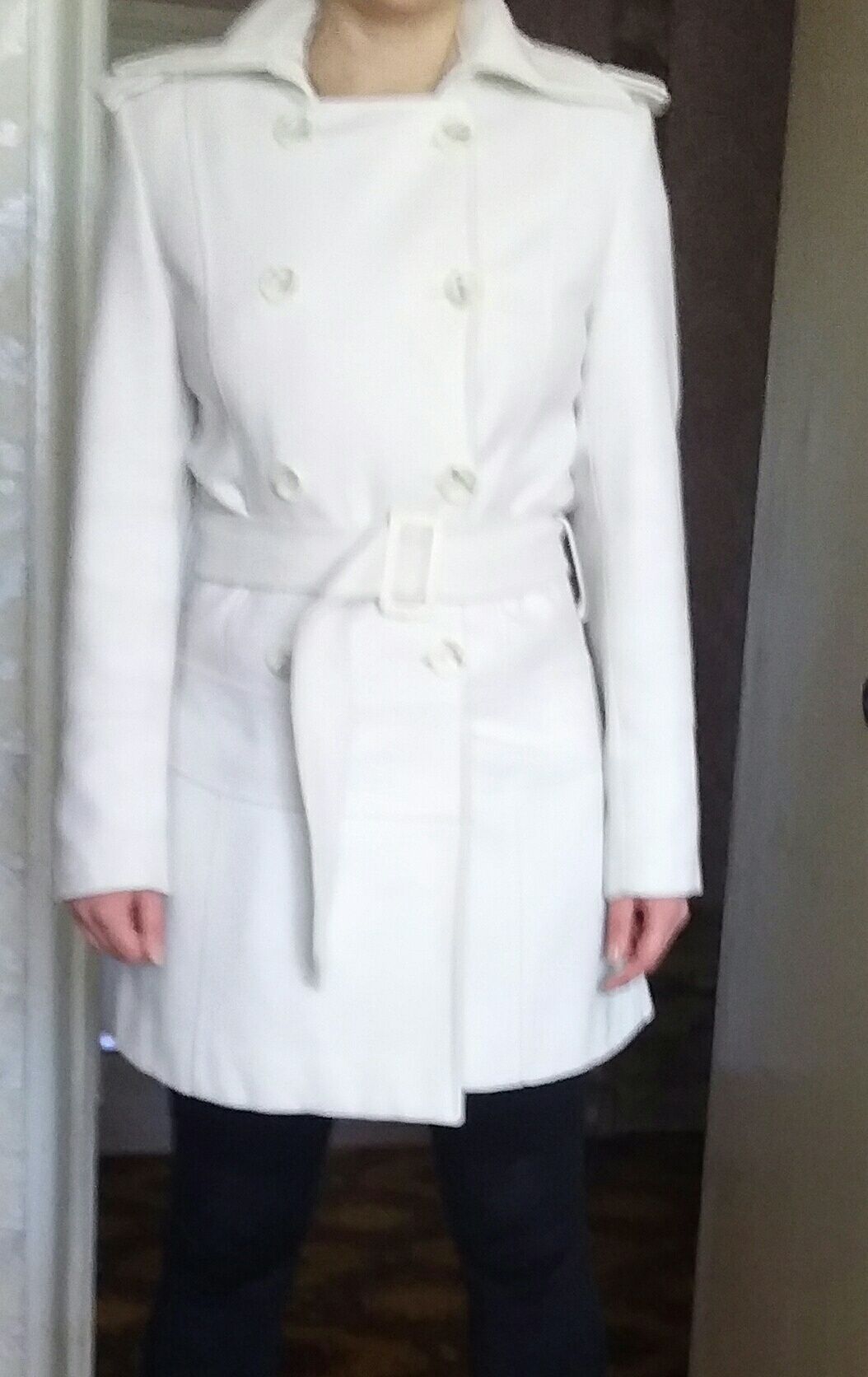 Белое демисезонное пальто