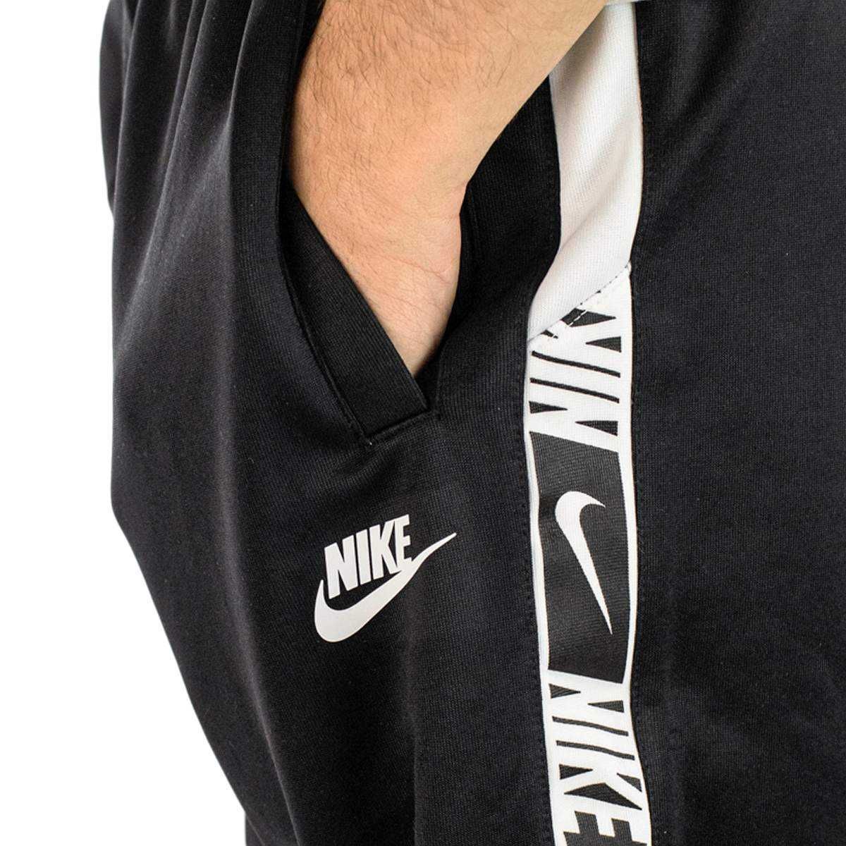 Оригінальні шорти Nike Repeat Logo з лампасами (розмір S | M)