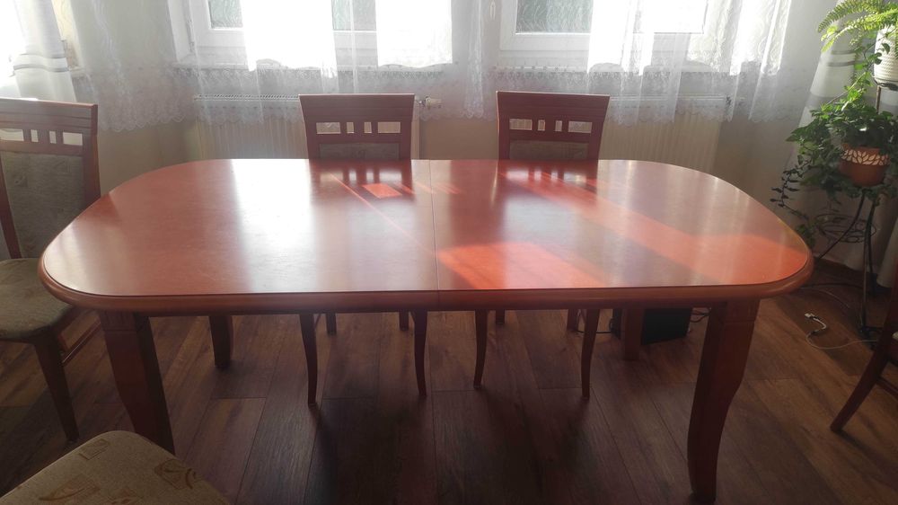 Sprzedam stół z krzesłami