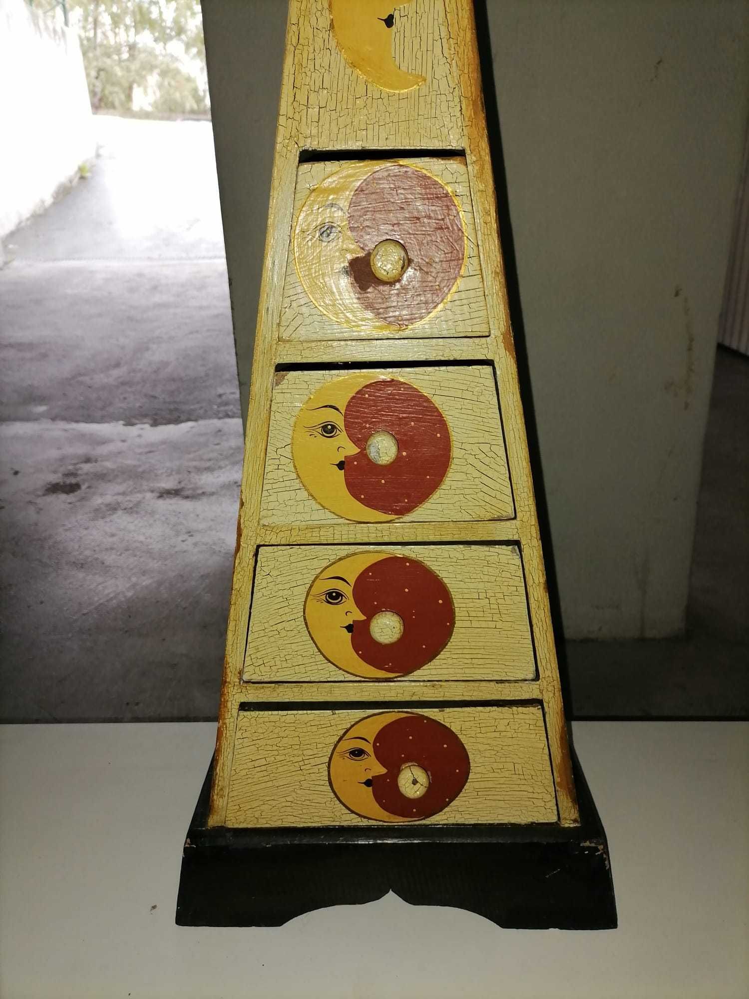 Móvel em pirâmide