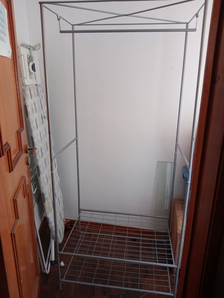 Vendo expositor de roupa com dois cestos