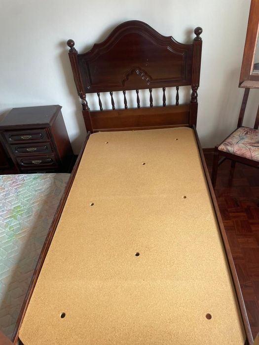 Cama de solteiro em madeira maciça