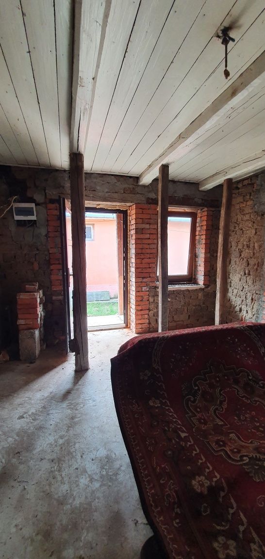 Невеликий будинок поряд з містом