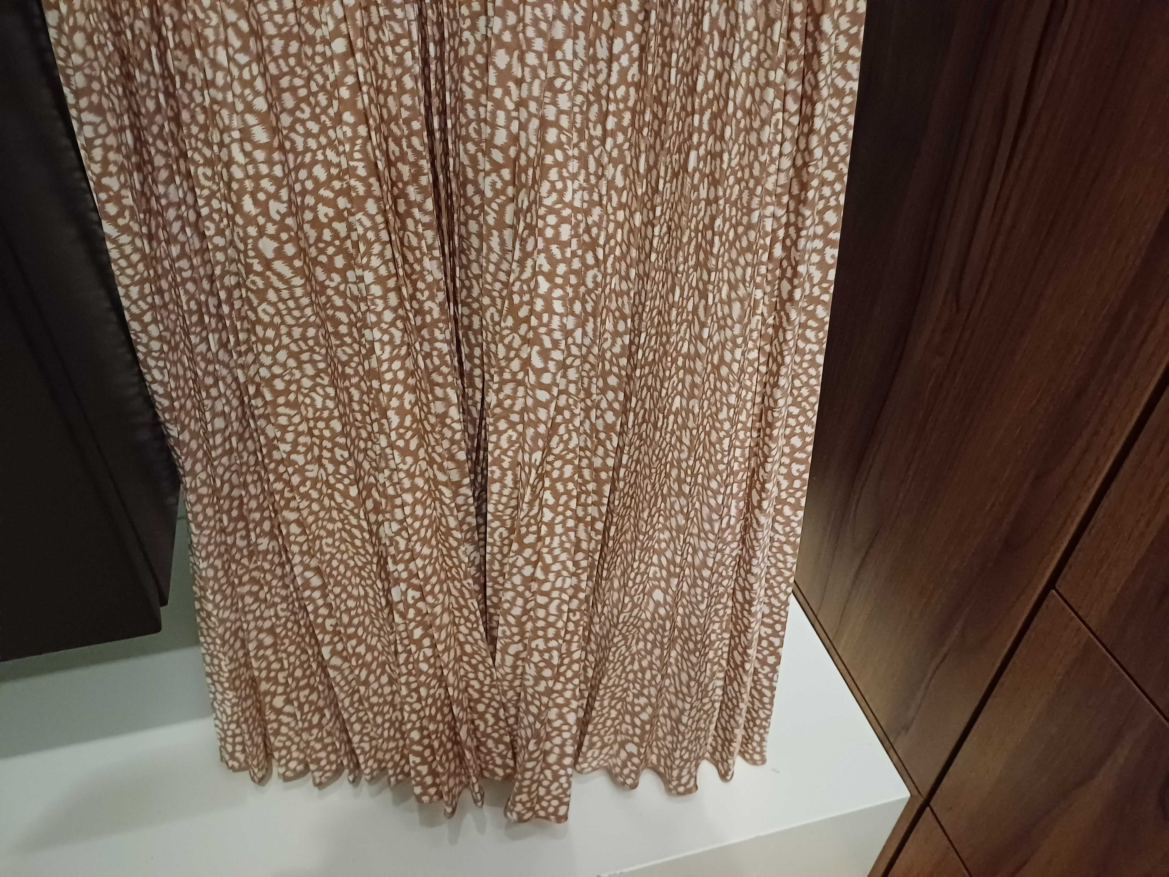 Sukienka do biura, na bankiet i na randkę