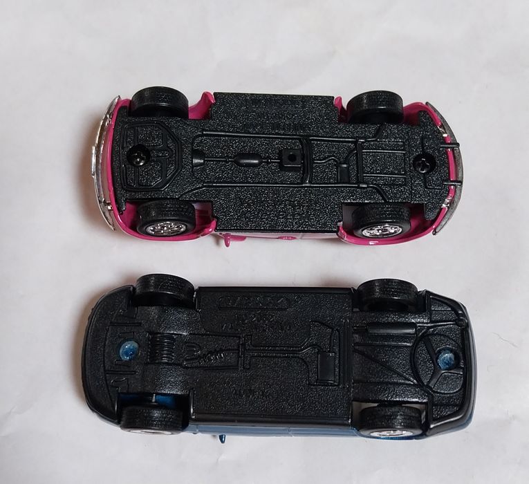 Duas miniaturas Welly em escala 1/64