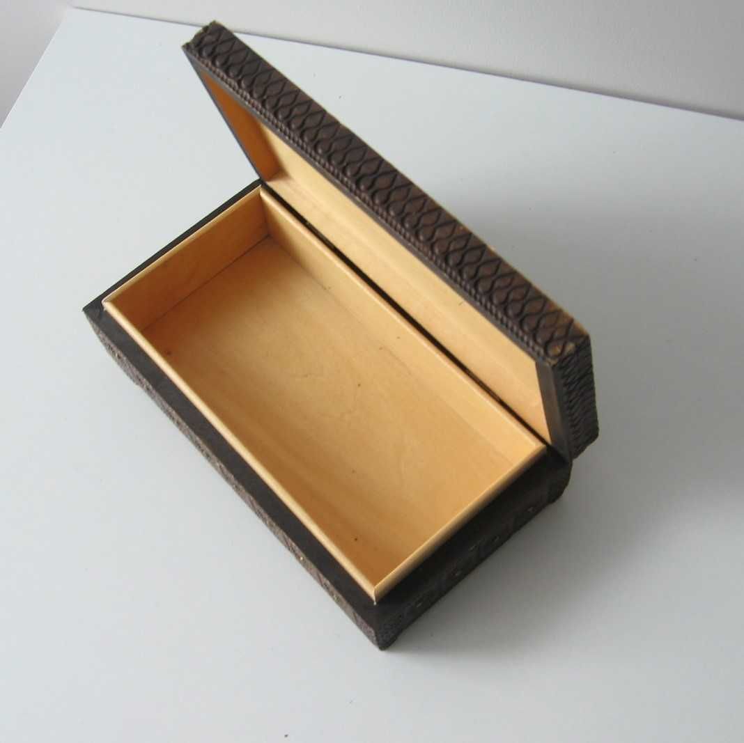 Mała skrzynka pudełko z drewna