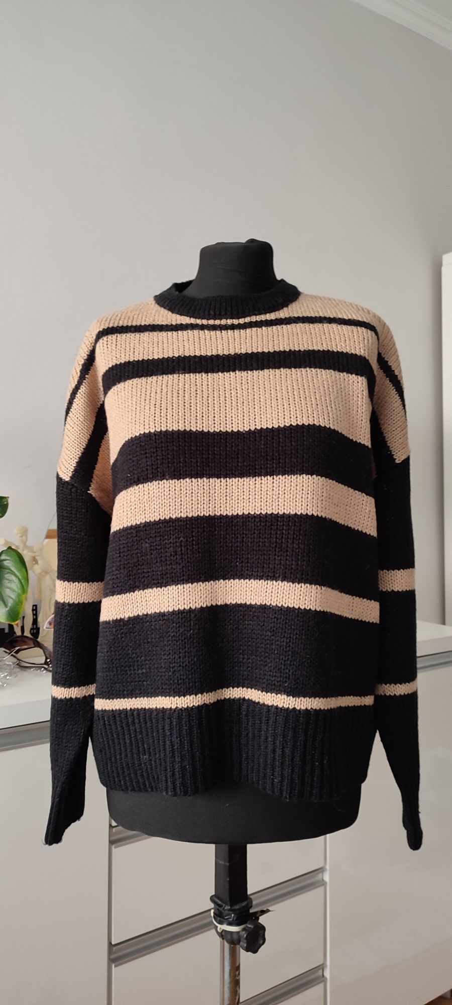 Beżowo-czarny sweterek xl