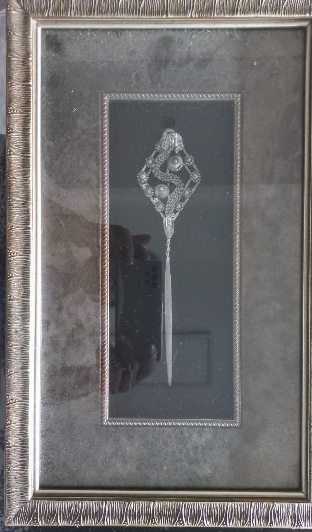Dois quadros cor prateada com colheres de metal artísticas