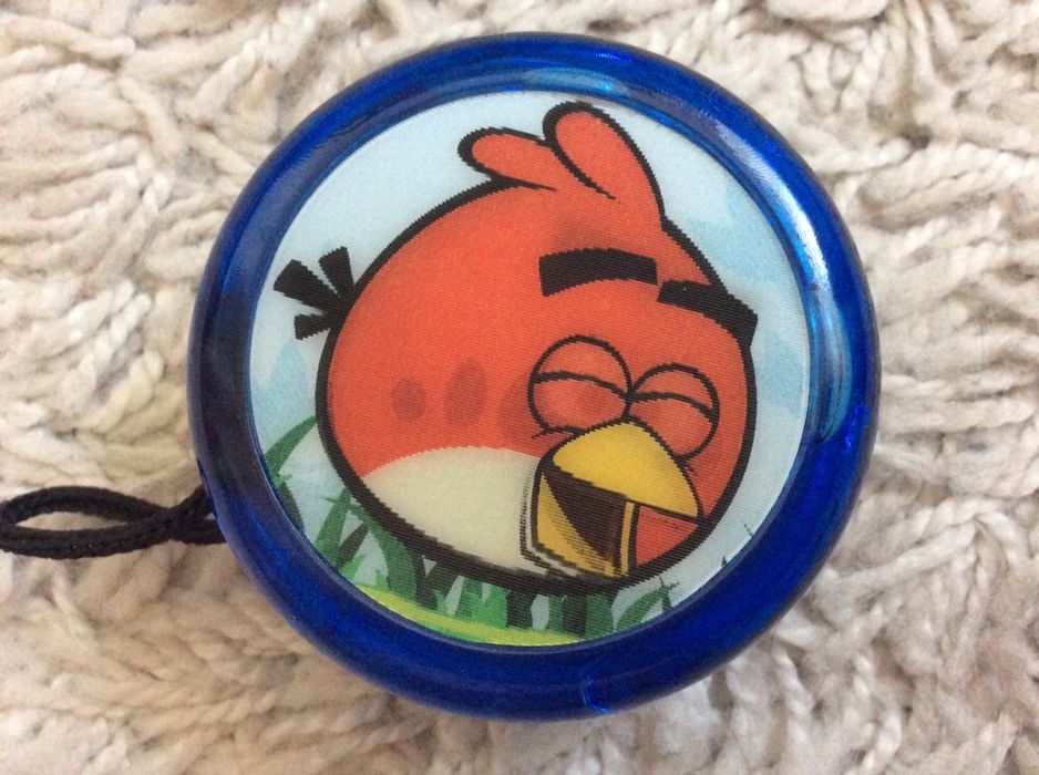 Boné e io-io Angry Birds