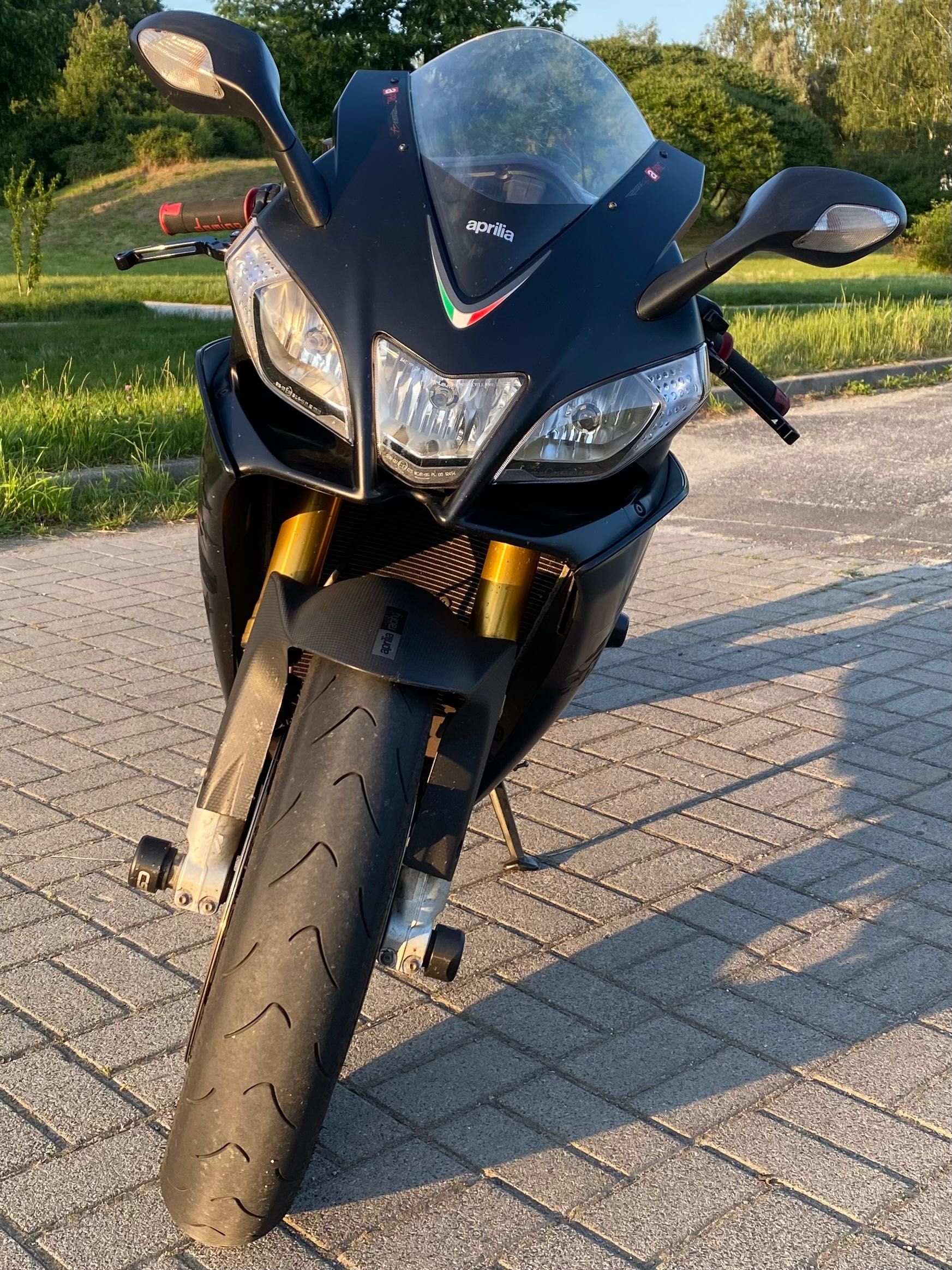 Aprilia rsv4 nie r1 cbr gsxr zx10r