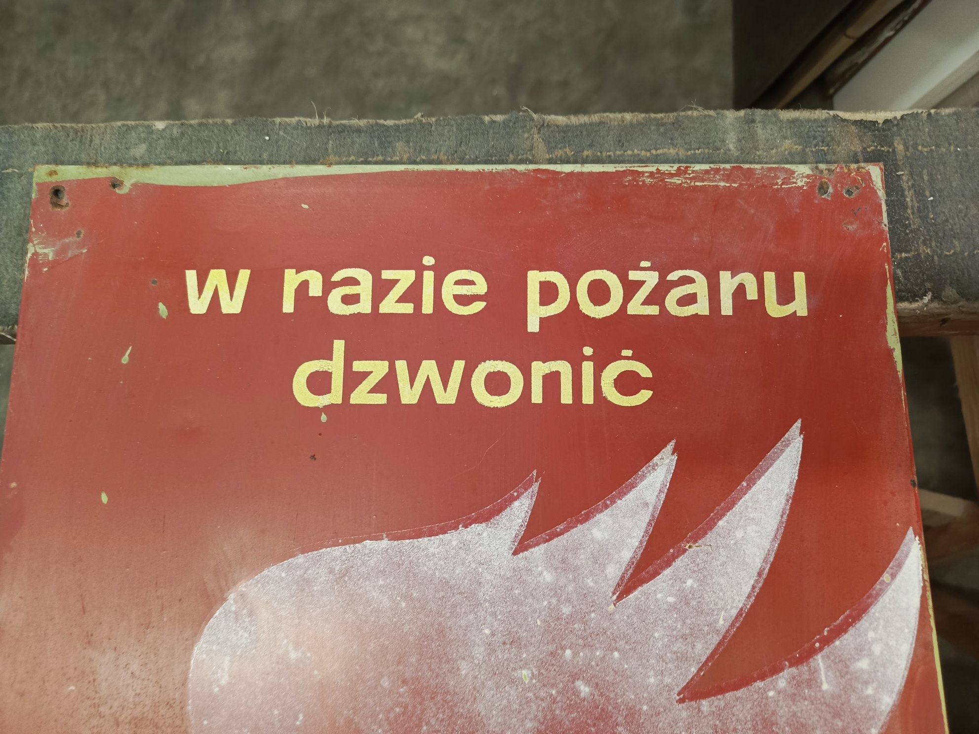 Stara metalowa tablica z PRL-u