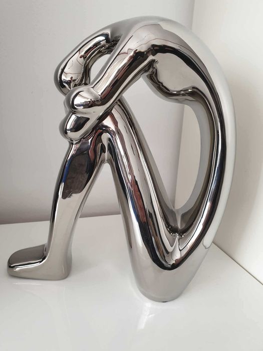 Estatueta "Mulher com a cabeça para baixo"