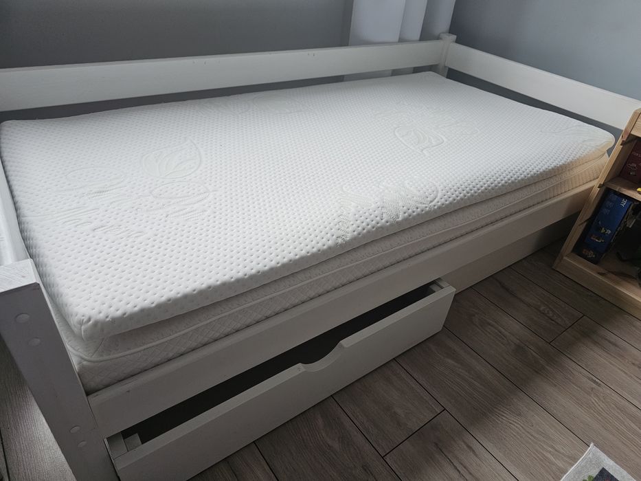 Drewniane łóżeczko w kolorze białym z materacem PlantpurBaby Aloe Vera