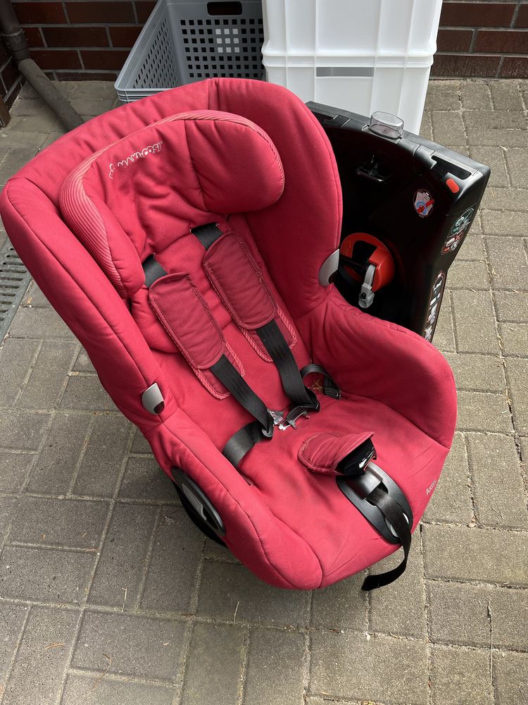 Dwa foteliki Maxi Cosi Axiss 9-18kg obracany