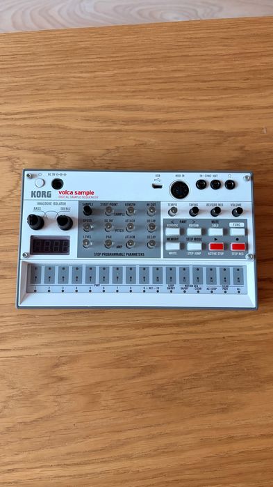 Аналоговий синтезатор Korg Volca Sample 2