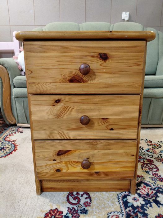 Solidna, drewniana szafka nocna