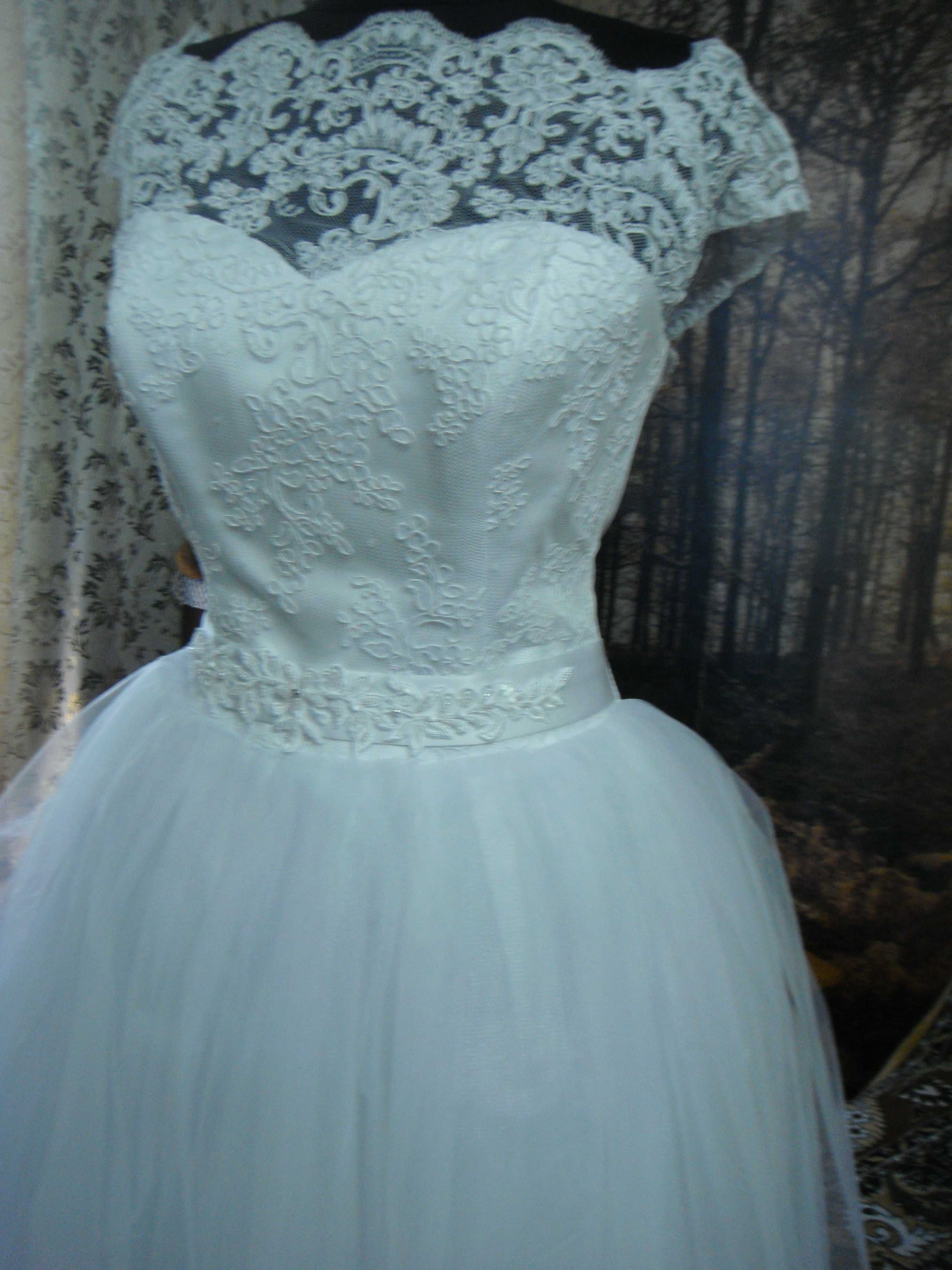 Свадебное платье белое.
