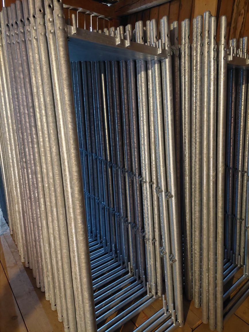 Duże rusztowanie 80m elewacyjne Plettac drewniane podesty 2,5m lub 3m