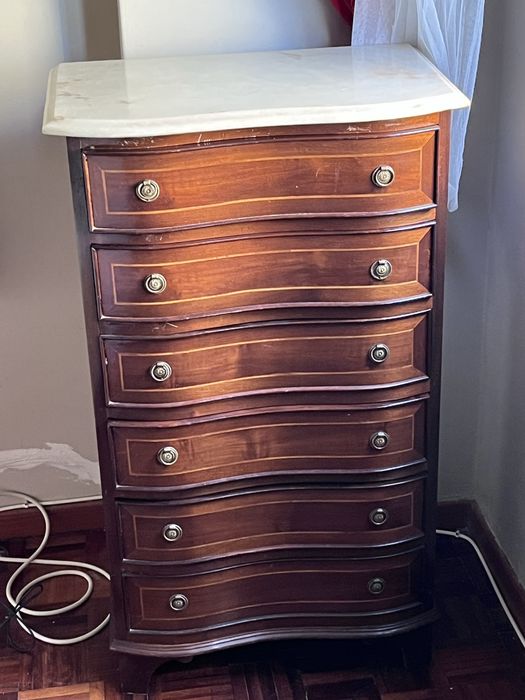 Comoda antiga com tampo em pedra marmore