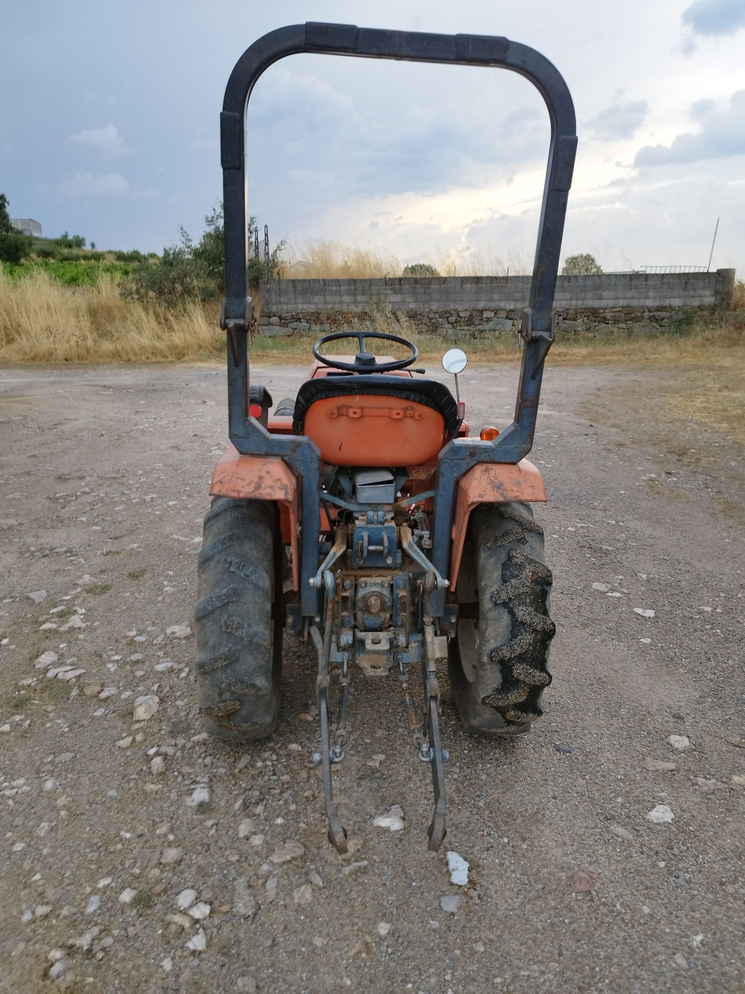 Trator Kubota B1400