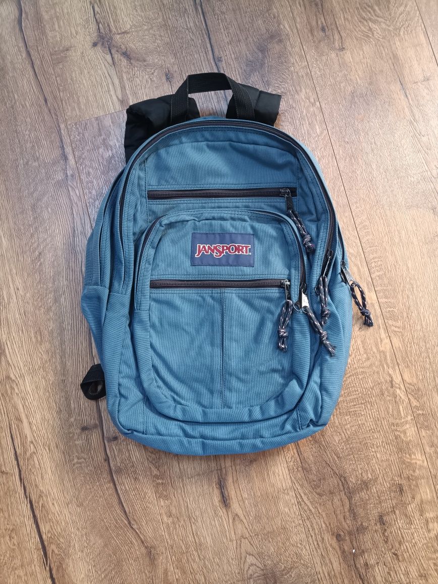 Duży pakowany plecak JanSport z profilowanymi szelkami