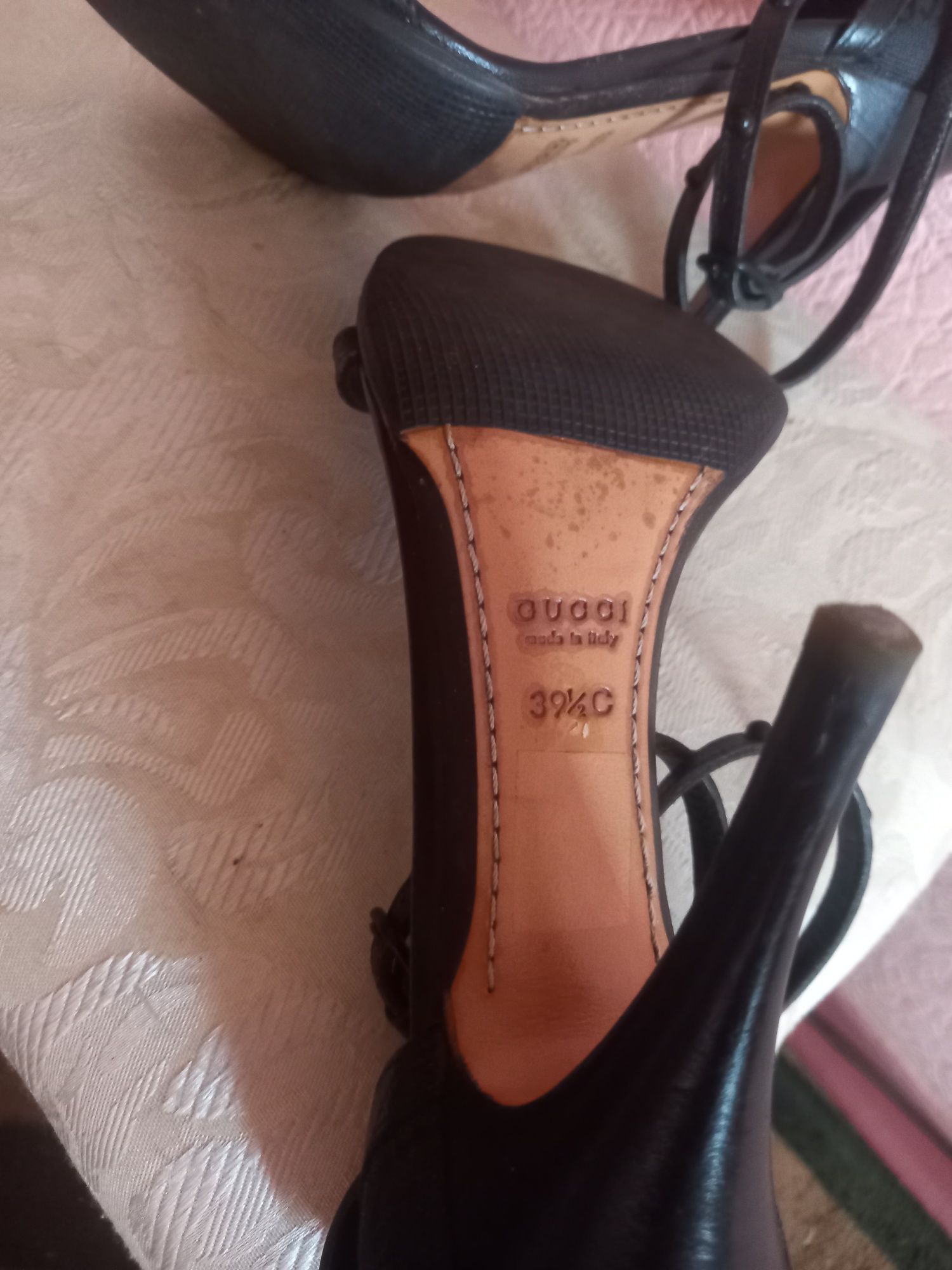 Продам босоніжки  Gucci