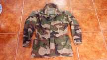 casaco de combate ao camuflado da marca Fecsa