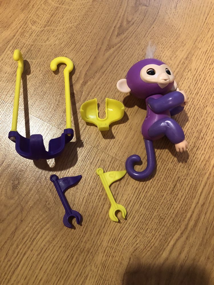 Интерактивная обезьянка с детской площадкой Fingerlings Monkey