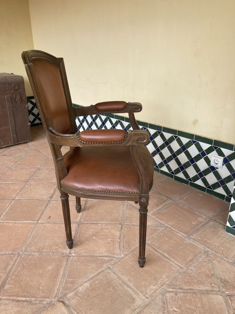 Cadeirão de braços poltrona - em madeira e couro