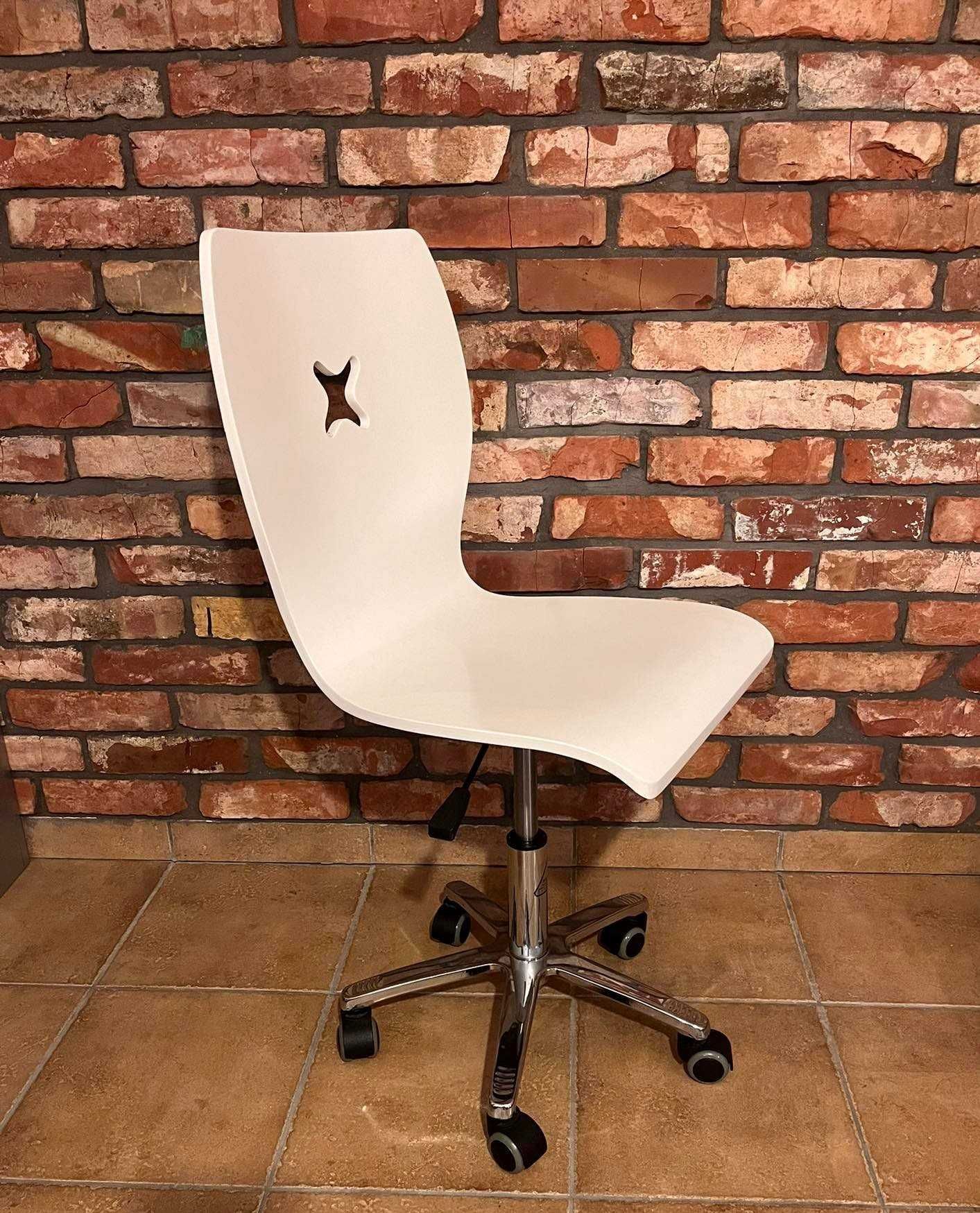 Krzesło obrotowe białe ze sklejki na kółkach