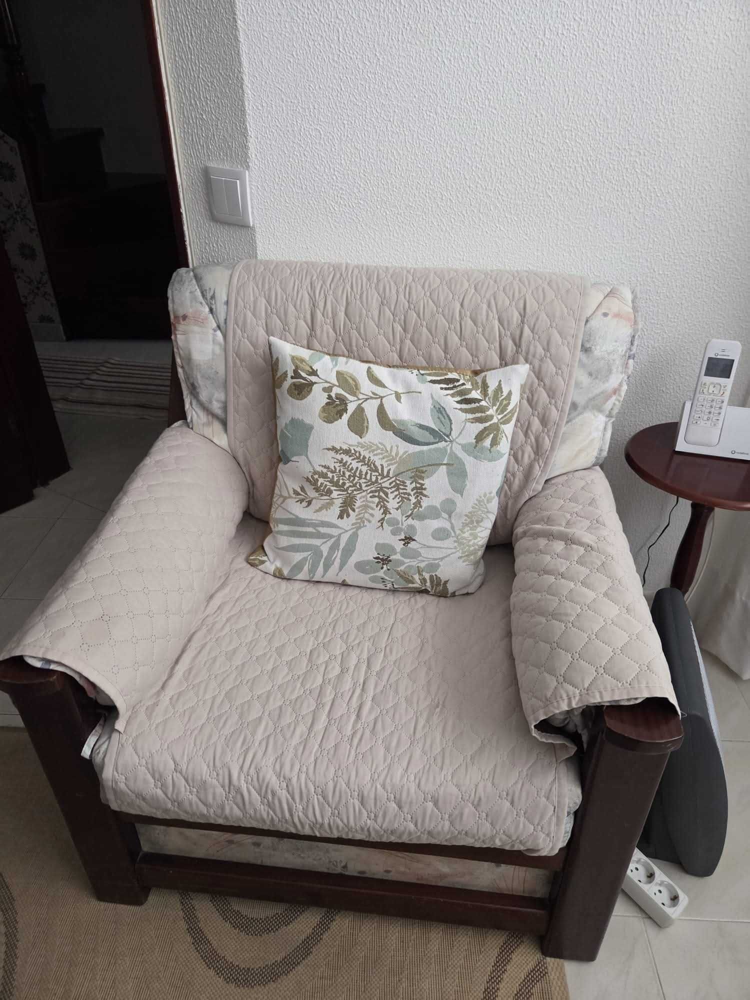 Para doar. 1 Sofá, 2 cadeirões, duas camas de solteiro e uma mesa.