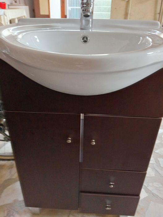 Móvel, lavatório e torneira