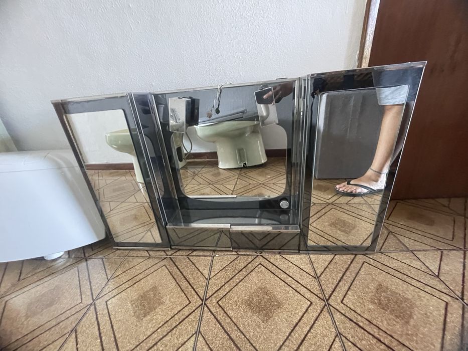 Espelho alto com gaveta