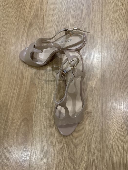 Босоніжи жіночі. Кожа лак, розмір 37. Стан хороший)