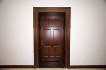 Produkcja i renowacja drzwi drewnianych