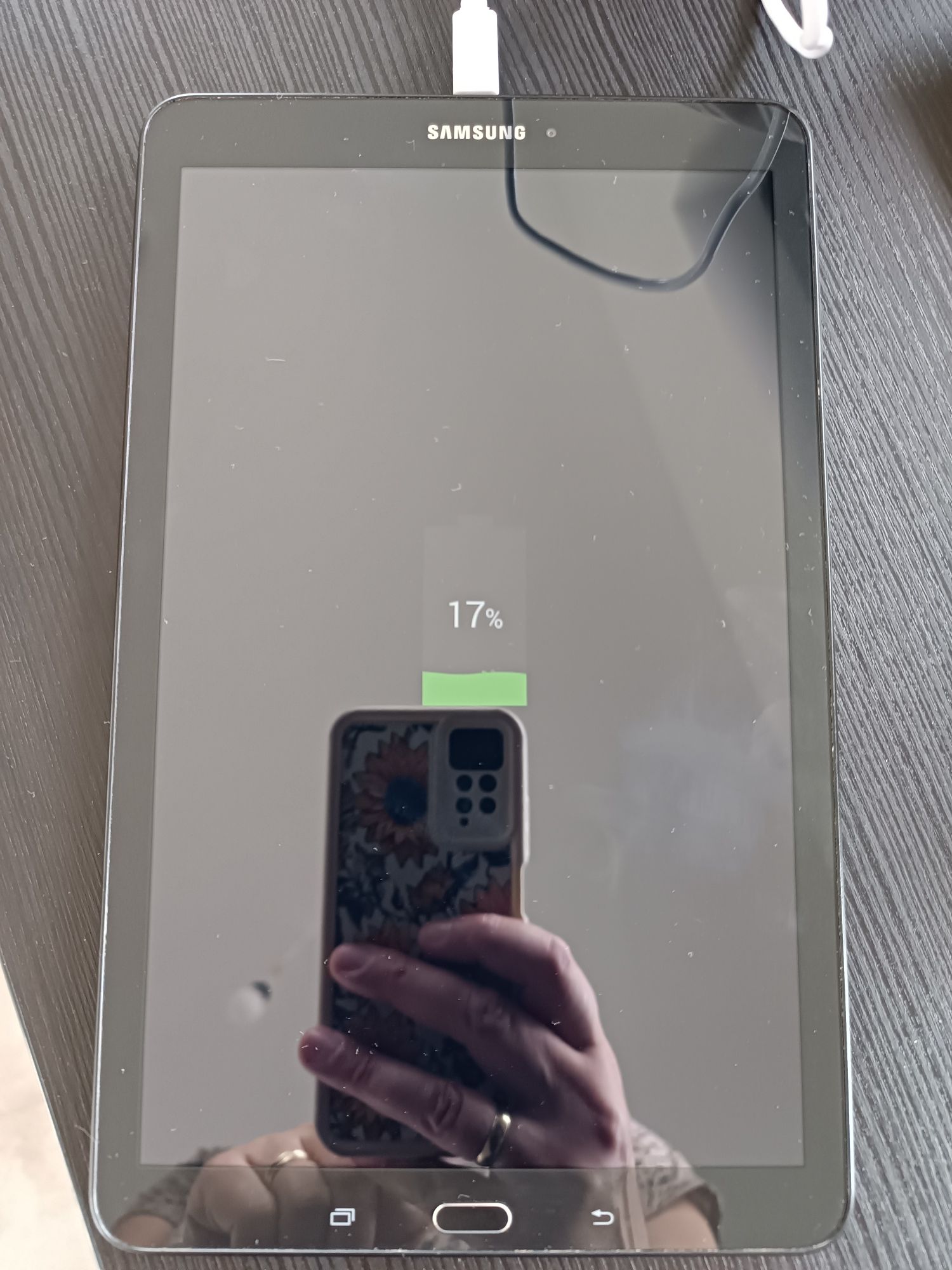 Tablet Samsung Galaxy TAB E plus ładowarka i etui