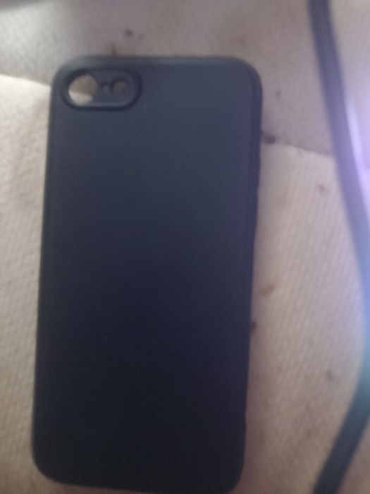 IPhone SE 2021 com capa e acessórios