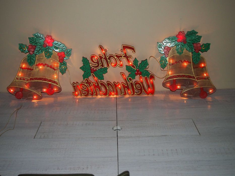 Neon z napisem Wesołych Świąt w języku niemieckim