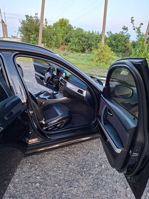 BMW 318D 8500 $    .