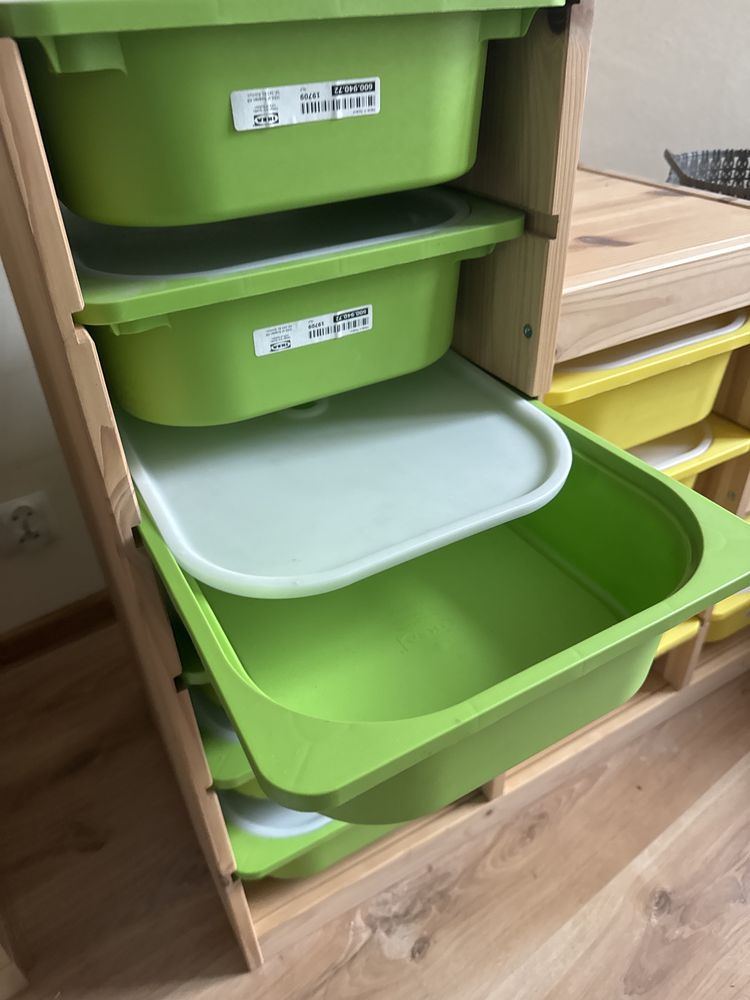 Szafka z kolorowymi pojemnikami