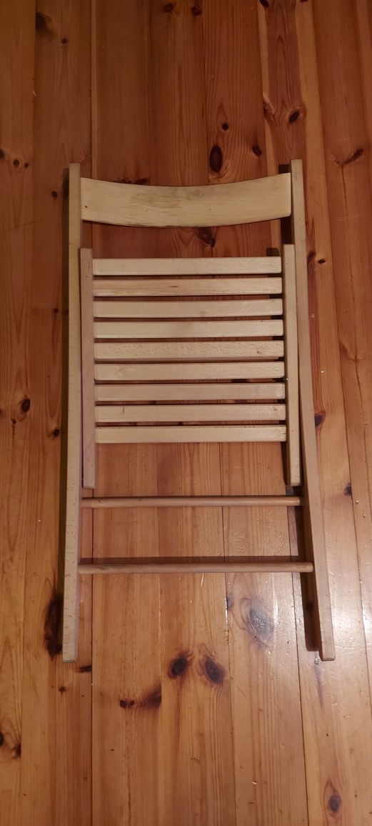 Drewniane krzesła składane