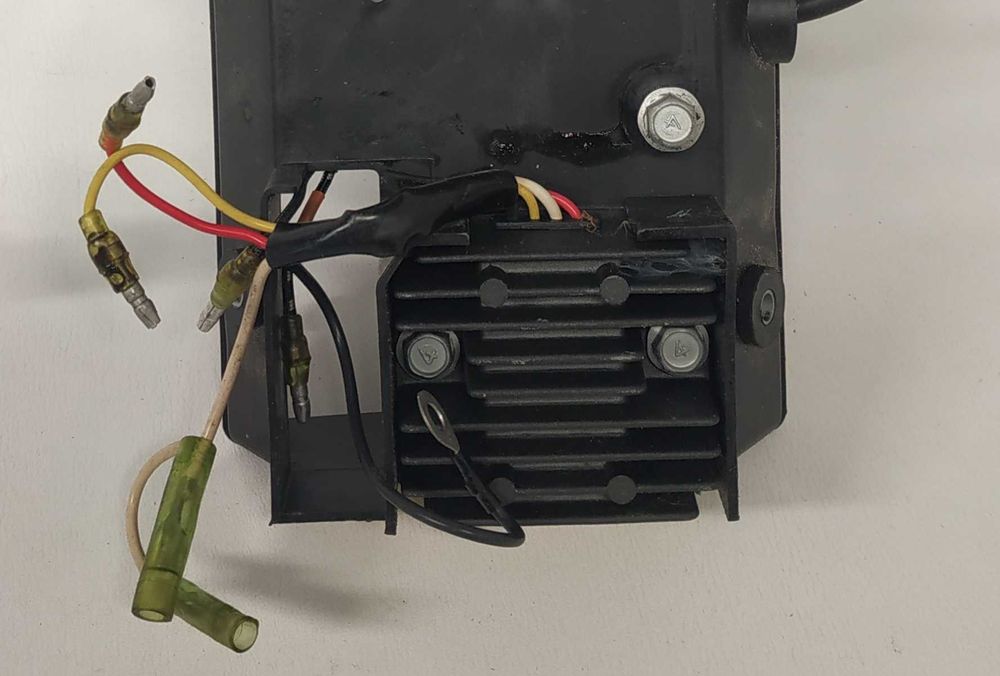 Silnik zaburtowy Suzuki DT100 regulator napięcia