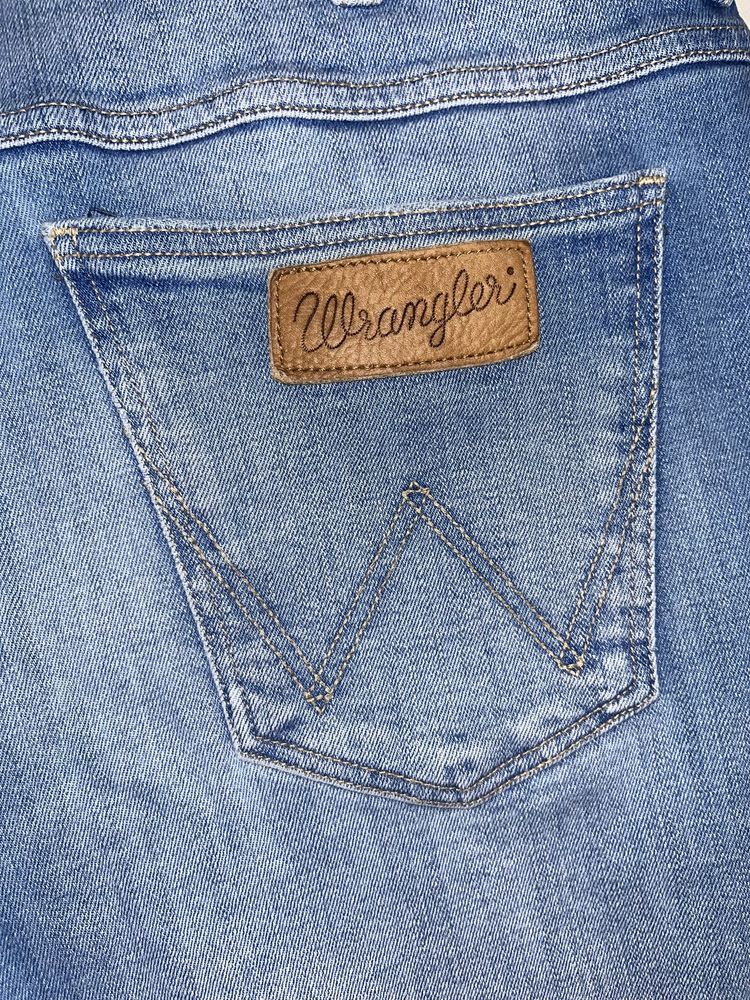 Krótkie modne spodenki jeansowe Wrangler