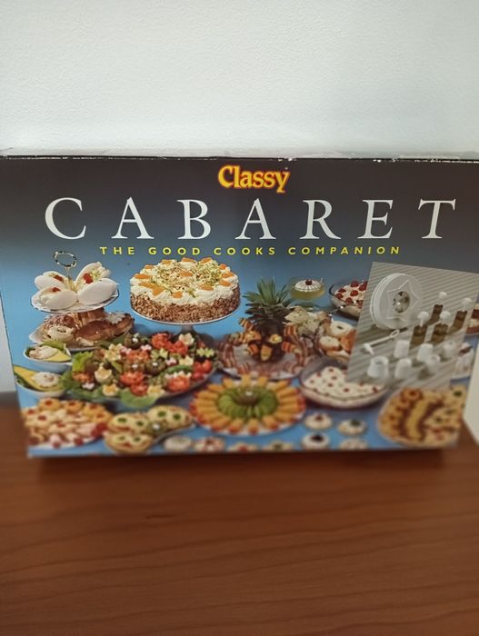 Conjunto de acessórios próprios para fazer sobremesas e canapés